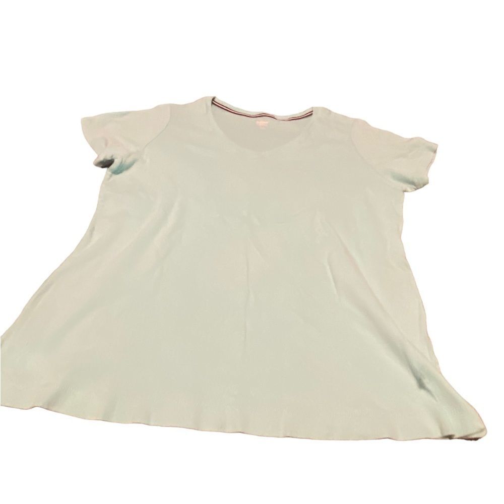 Avenue size large mint v necked t shirt